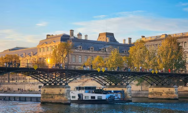 Paris chuyển sắc vàng