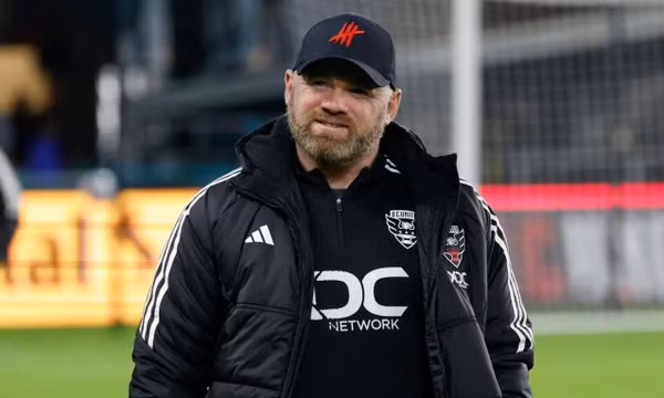 Rooney trở lại Anh làm HLV