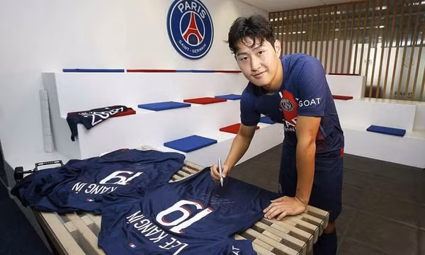 Tiền vệ Hàn Quốc vượt Mbappe về bán áo đấu