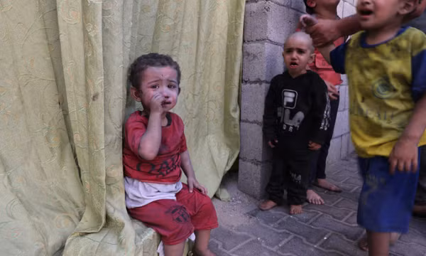Hiện tượng mới ở Dải Gaza: Những dòng tên viết bằng mực đen trên bụng trẻ