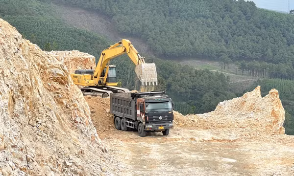  Không có sự mâu thuẫn giữa khoản 1 Điều 2 và khoản 1 Điều 64 Luật Khoáng sản năm 2010
