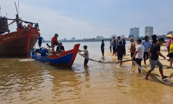Bị chìm thuyền, 2 cha con vật lộn tự bơi gần 2km vào bờ