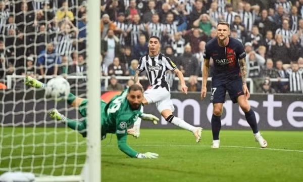 Newcastle thắng PSG, lên đỉnh bảng Champions League