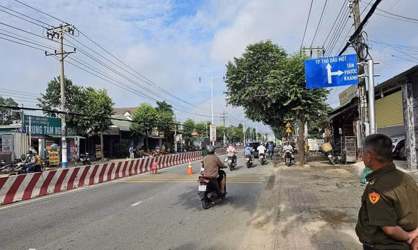 Xe máy tông dải phân cách, 3 thanh niên tử vong ở Bình Dương