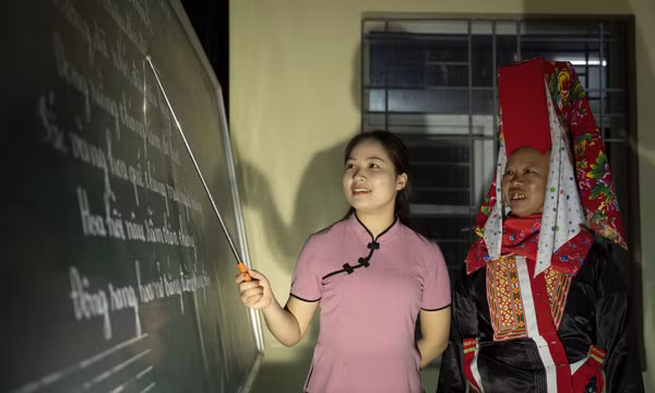 "Ánh sáng" từ những lớp học xóa mù chữ ở vùng biên