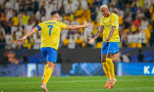Ronaldo ghi siêu phẩm đá phạt