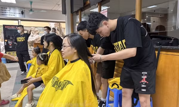Hàng trăm người tham dự Ngày hội hiến tóc vì trẻ em mắc bệnh ung thư