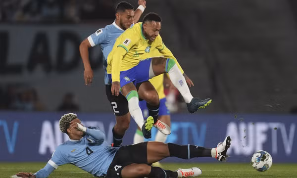 Neymar chấn thương trong trận thua của Brazil