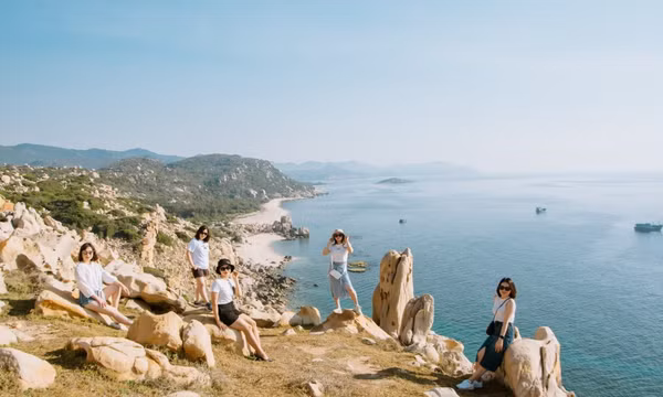 Công viên đá hình thù lạ ở Ninh Thuận, khách băng rừng, đi bộ 2km tới check-in