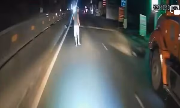 Trèo qua dải phân cách để sang đường, 1 người bị ô tô húc tử vong
