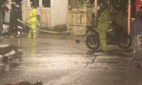Hai học sinh đi xe máy tông cột điện giữa trời mưa, một em tử vong tại chỗ