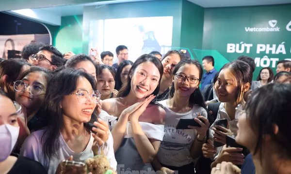 Đại sứ Khánh Vy giữa vòng vây của hàng trăm bạn trẻ tại Ngày thẻ Việt Nam 2023
