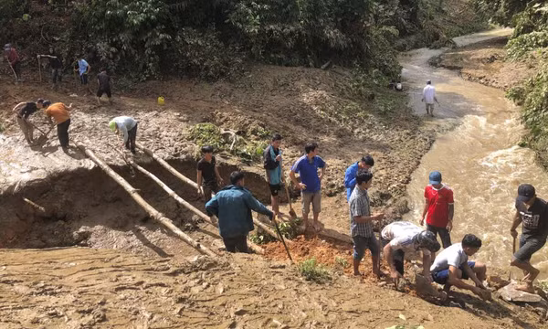 Xói lở cuốn trôi đường, 70 hộ dân ở Quảng Trị bị chia cắt