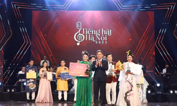 Thí sinh 18 tuổi đến từ Hà Tĩnh giành Quán quân cuộc thi Tiếng hát Hà Nội