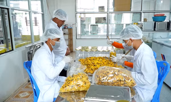 “Phải giúp bà con, làng xóm cùng giàu lên”