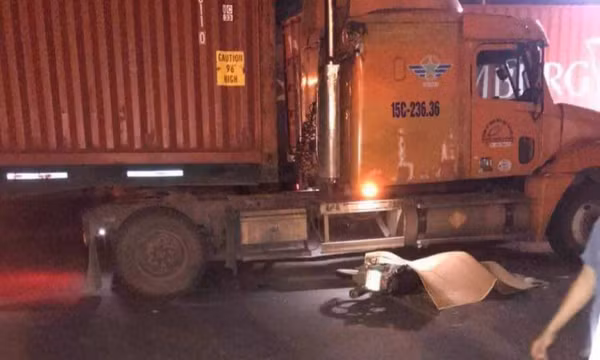 Va chạm với xe đầu kéo, nam tài xế tử vong, 2 người bị thương nặng