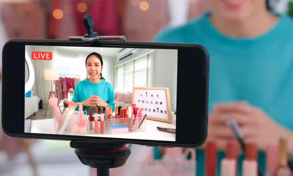 Cách dùng điện thoại chạy Android 14 làm webcam