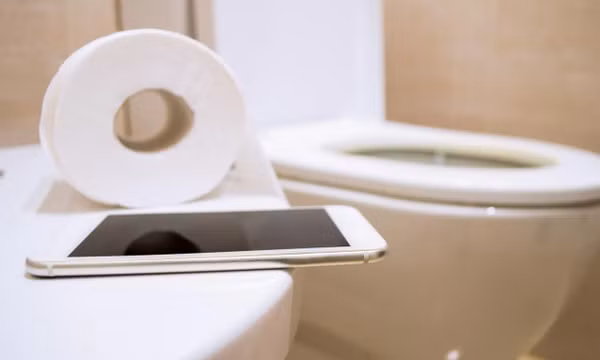 Rước loạt bệnh nguy hiểm vì thói quen xem điện thoại khi đi vệ sinh