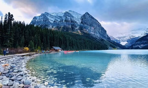 Đến Canada, ngắm cảnh sắc hồ Louise ngày đầu Thu