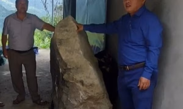 Đá lăn sập mái nhà dân lúc rạng sáng