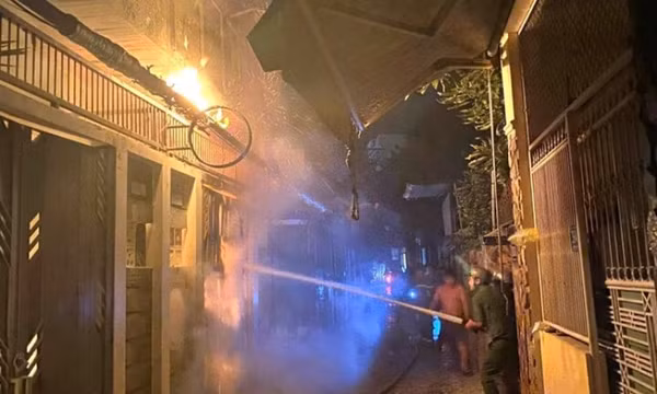 Cháy nhà 3 tầng lúc rạng sáng, 2 cháu bé tử vong