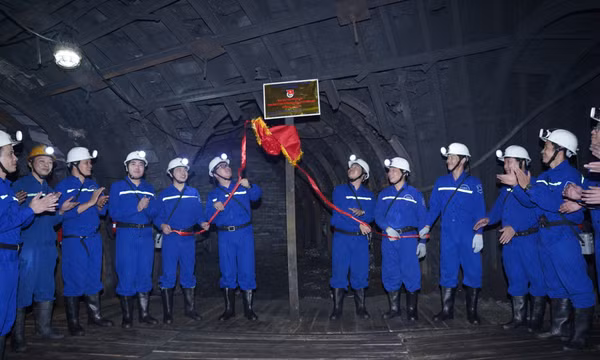 Đoàn Thanh niên Than Vàng Danh gắn biển công trình 60 năm thành lập tỉnh