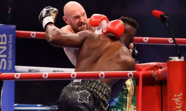 Tyson Fury thắng tranh cãi trước cựu vô địch hạng nặng UFC