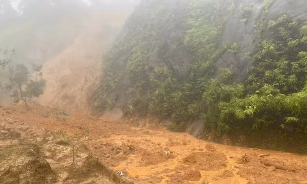 Thông tuyến điểm sạt lở gây tắc đường Hồ Chí Minh qua Thừa Thiên - Huế