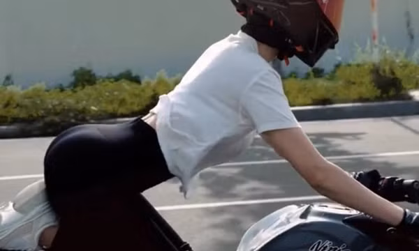 Xác minh video 'người mẫu ảnh' chạy mô tô thả hai tay ở Thủ Thiêm