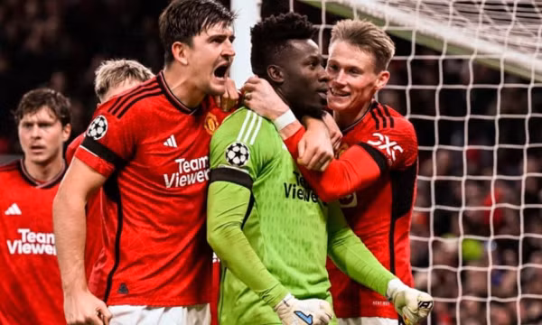 Cuộc chiến trong khung thành ở derby Manchester