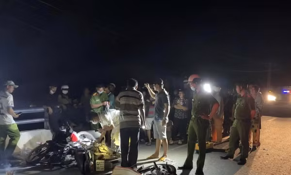 Tai nạn liên hoàn giữa 3 xe máy trên cầu vượt, 2 người tử vong