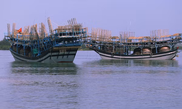 Chìm hai tàu câu mực, 15 ngư dân mất tích