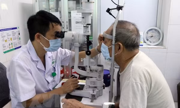 Người bệnh đau mắt đỏ không tự ý điều trị, tránh biến chứng nguy hiểm