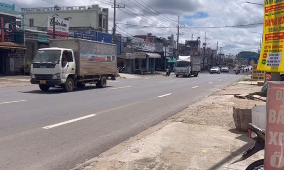 Hung thần xe khách, xe chở rau thường xuyên lấn làn vượt ẩu trên quốc lộ 20