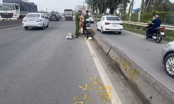 Xe máy va chạm xe tải chạy cùng chiều, một người tử vong ở Bình Dương