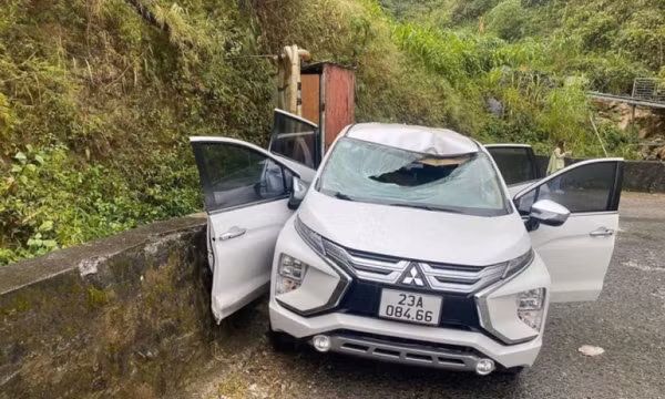 Đá rơi đè chết lái xe