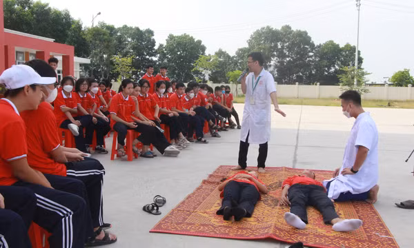 Công an Quảng Yên, Cẩm Phả: Tuyên truyền, trang bị kỹ năng phòng, chống cháy nổ cho giáo viên, học sinh