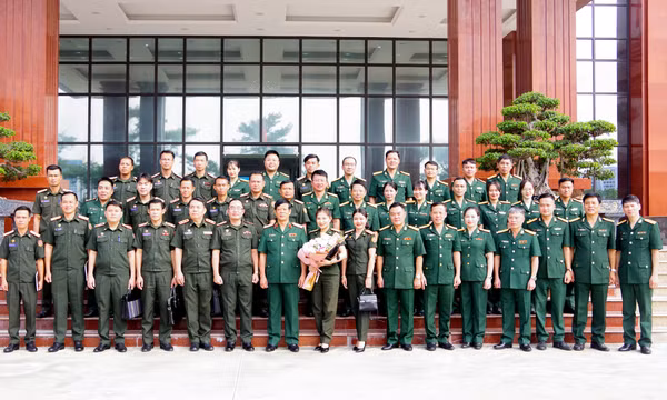 Đoàn sĩ quan trẻ QĐND Lào thăm và giao lưu, trao đổi tại Bộ CHQS tỉnh Quảng Ninh