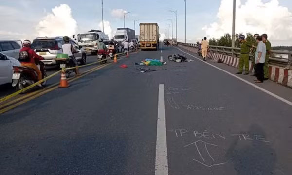 Va chạm xe ba gác, hai mẹ con ngã xuống đường bị xe container cán tử vong