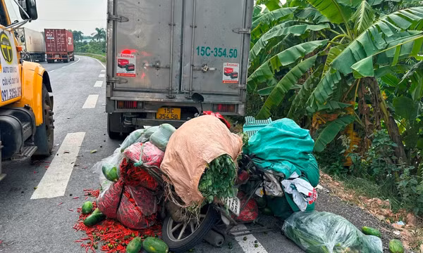 Đâm vào ô tô đang đỗ ven Quốc lộ 5, người phụ nữ bán rau tử vong