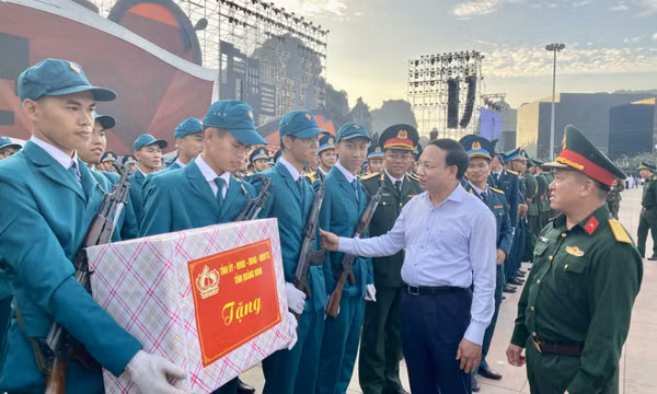 Đồng chí Bí thư Tỉnh ủy thăm, động viên các đơn vị tham gia diễu hành chuẩn bị cho Lễ kỷ niệm 60 năm Ngày thành lập tỉnh
