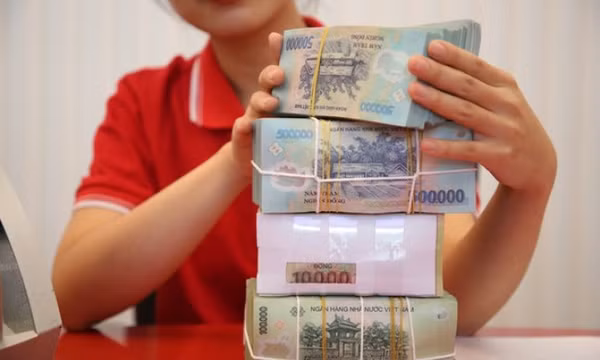 Vì sao người dân vẫn gửi tiền ngân hàng bất chấp lãi suất giảm?