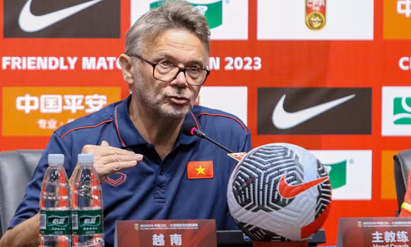 HLV Troussier: 'Tuyển Trung Quốc không vượt trội tuyển Việt Nam'