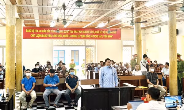 Cựu trưởng phòng CSGT An Giang hầu tòa với cáo buộc can thiệp bấm biển số đẹp