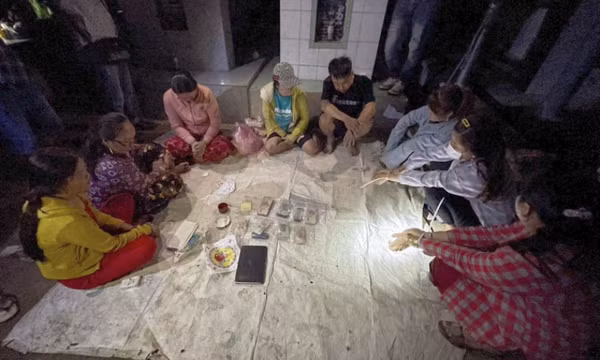 Tổ chức sới bạc trong khu nhà mồ