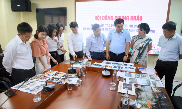 Chấm chung khảo và xét giải các tác phẩm báo chí Cuộc thi sáng tác các tác phẩm văn học, nghệ thuật, báo chí kỷ niệm 60 năm thành lập tỉnh