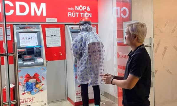 Bắt đối tượng dùng phương thức tinh vi để chiếm đoạt tiền tại trụ ATM
