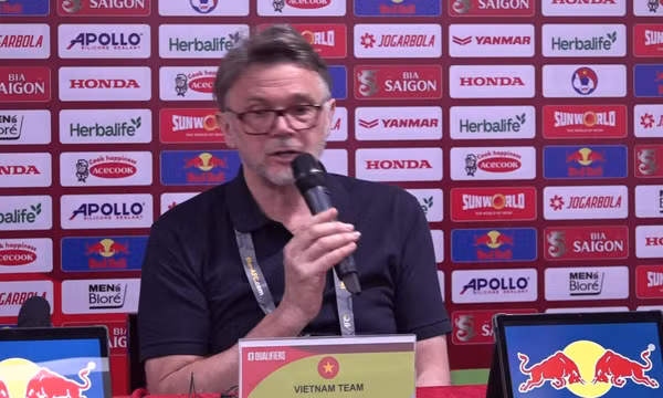 HLV Troussier: 'Tương lai của tôi nên được đề cập vào thời điểm khác'