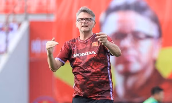 Vì sao VFF không phải đền bù cho huấn luyện viên Troussier?