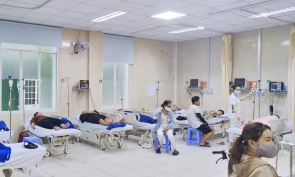 60 người ngộ độc nghi do ăn cơm gà